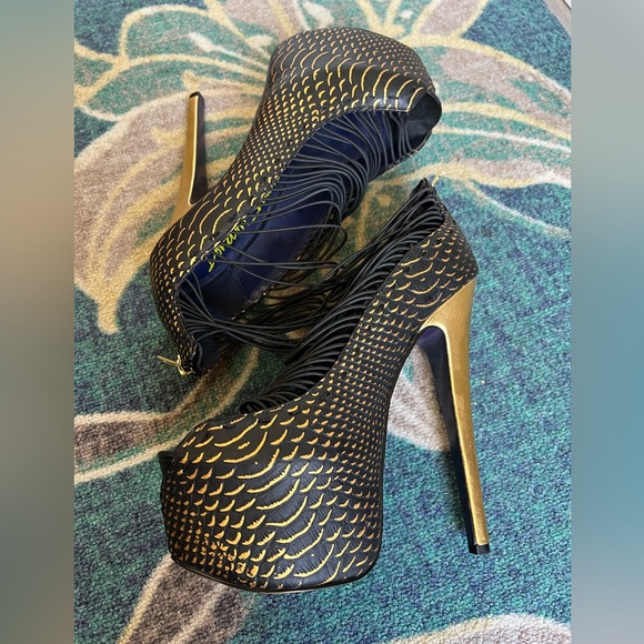 LONDON TRASH - Size 8 LT. CRUSH Gold and black leather platform heels - Picture 10 of 16